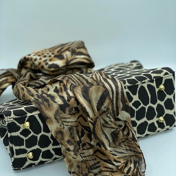 Women’s giraffe print tote with wooden handles - Picture 4 of 8